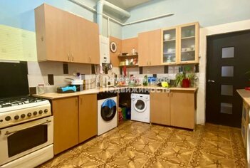 Комната 27 м² в 6-комн. кв. 2/4 этаж