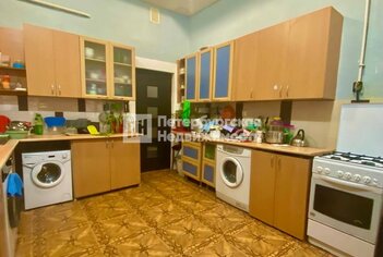 Комната 27 м² в 6-комн. кв. 2/4 этаж