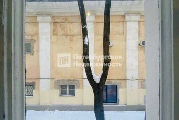 Комната 27 м² в 6-комн. кв. 2/4 этаж