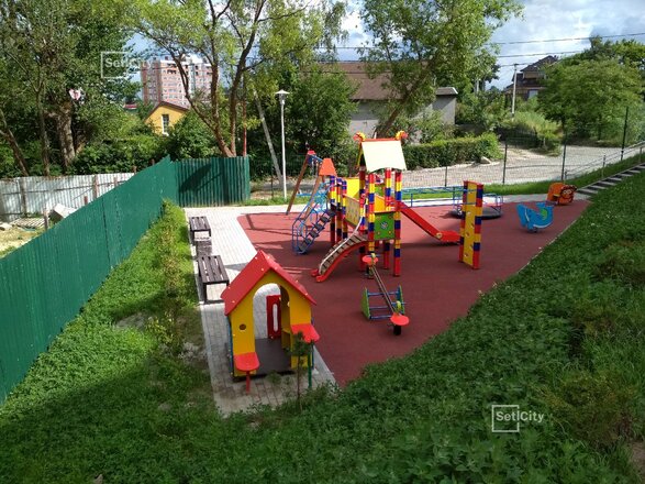 Детская площадка с безопасным покрытием
